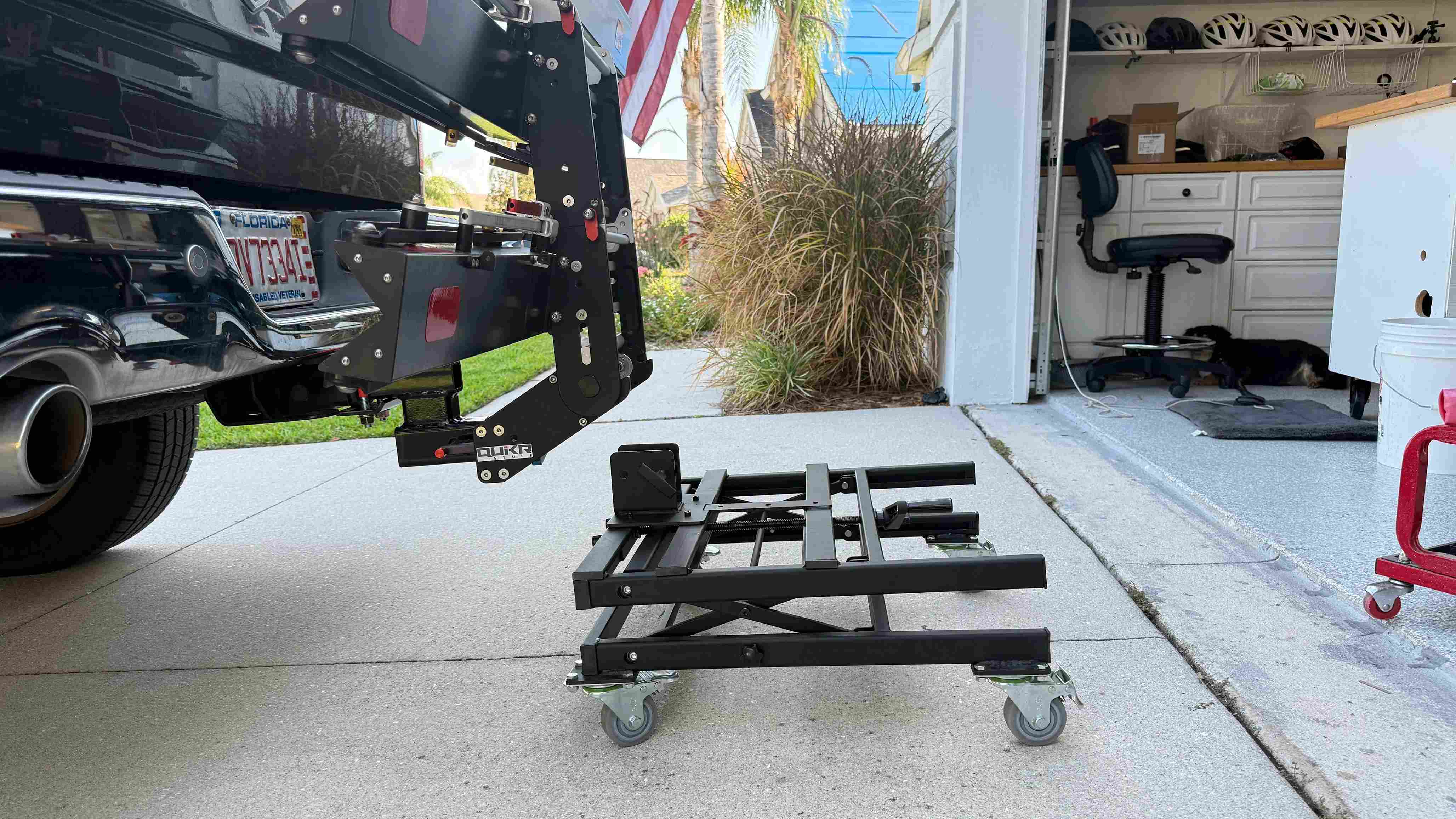 eBike rack lift device for easy handling and storage of heavy bike racks